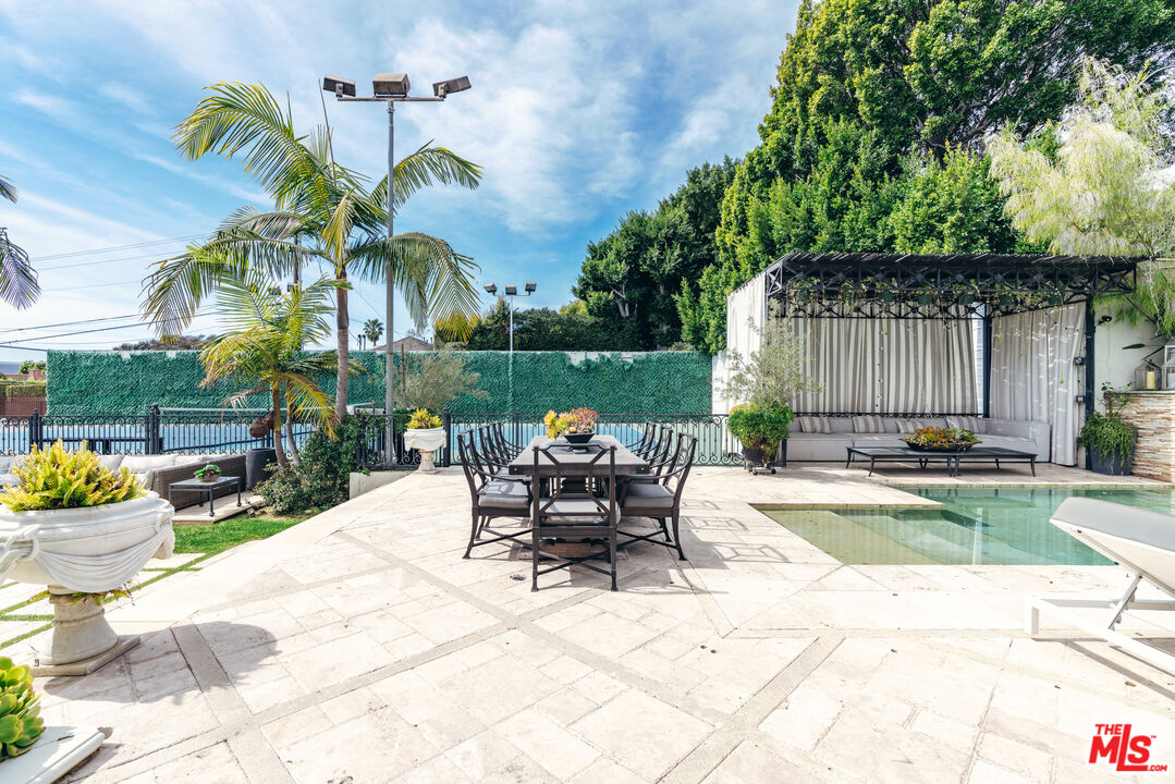 727 N Alta Dr
