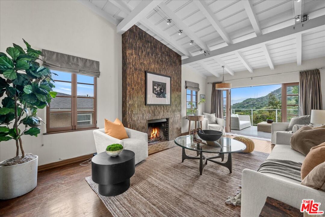 3074 Lake Hollywood Dr