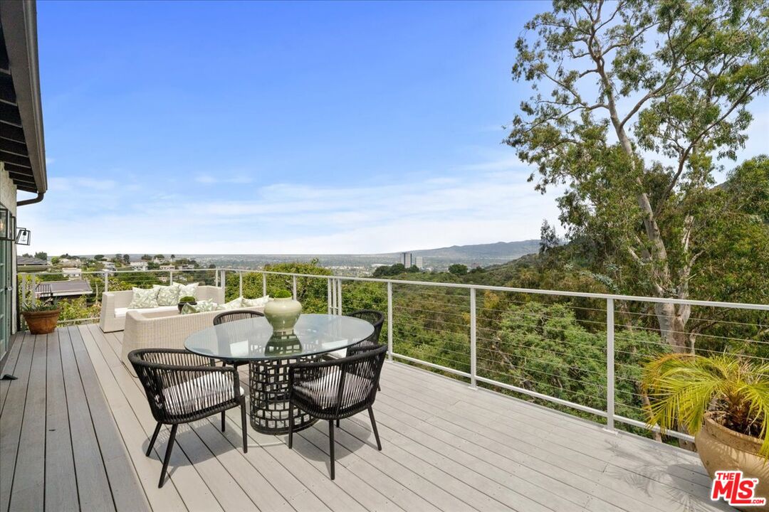 3074 Lake Hollywood Dr