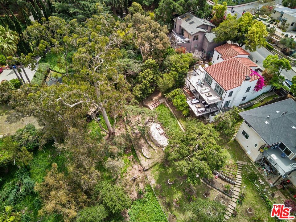 3074 Lake Hollywood Dr