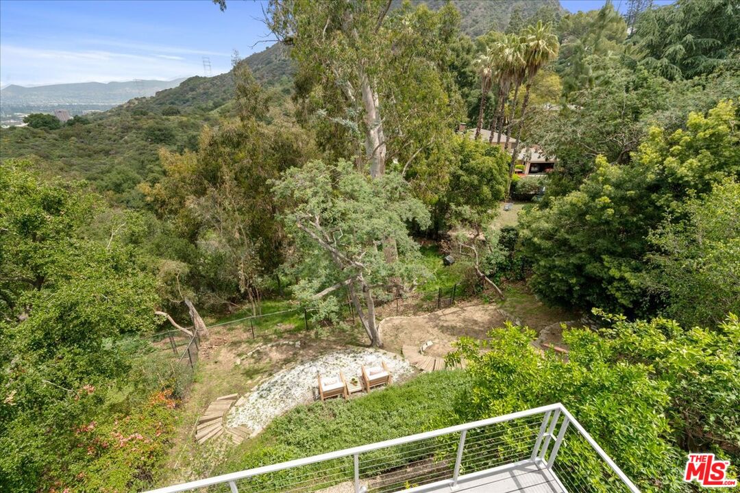 3074 Lake Hollywood Dr