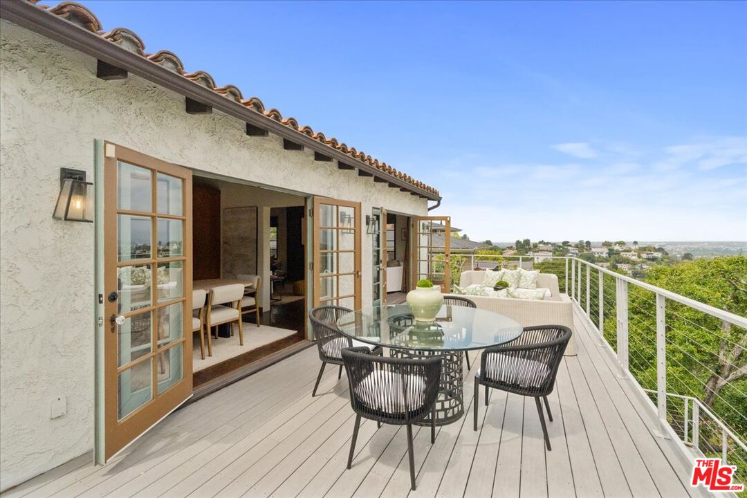 3074 Lake Hollywood Dr
