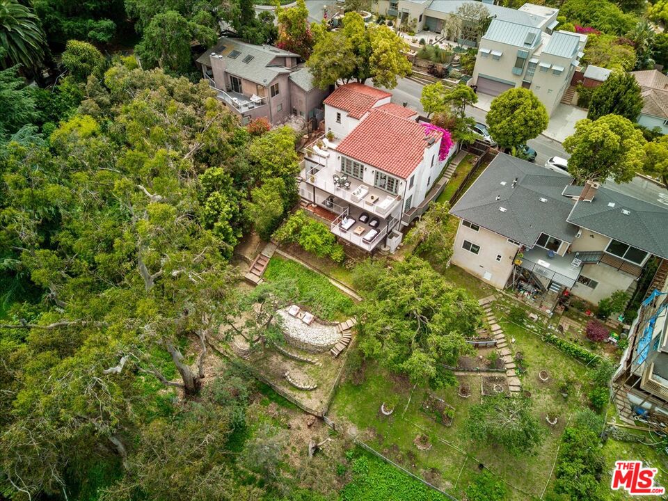 3074 Lake Hollywood Dr