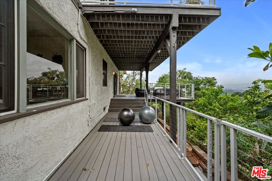 3074 Lake Hollywood Dr