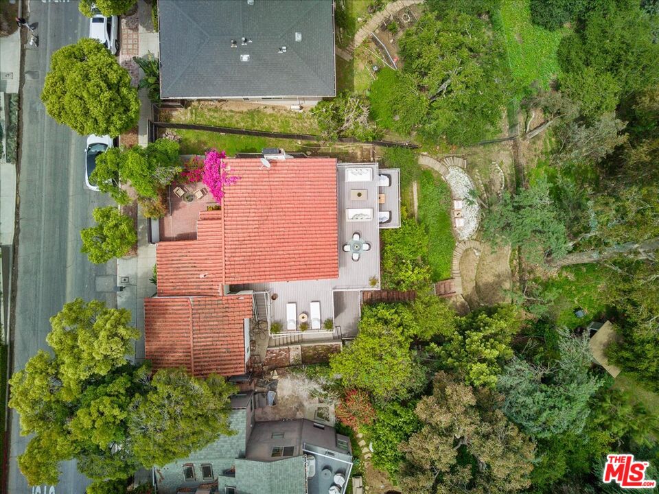 3074 Lake Hollywood Dr