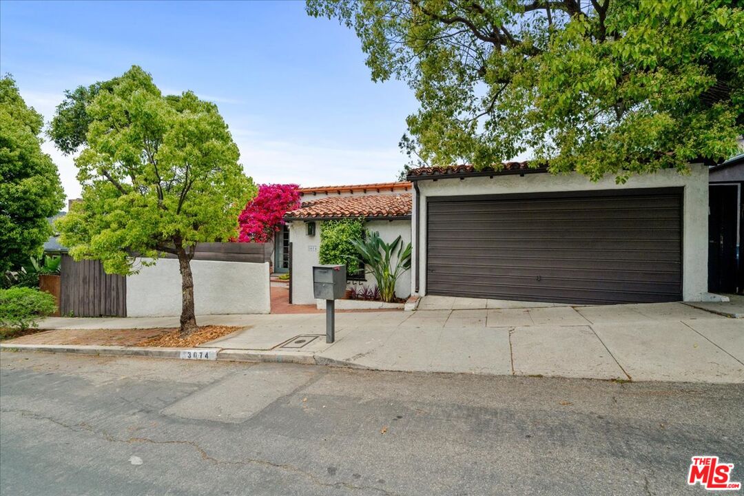 3074 Lake Hollywood Dr