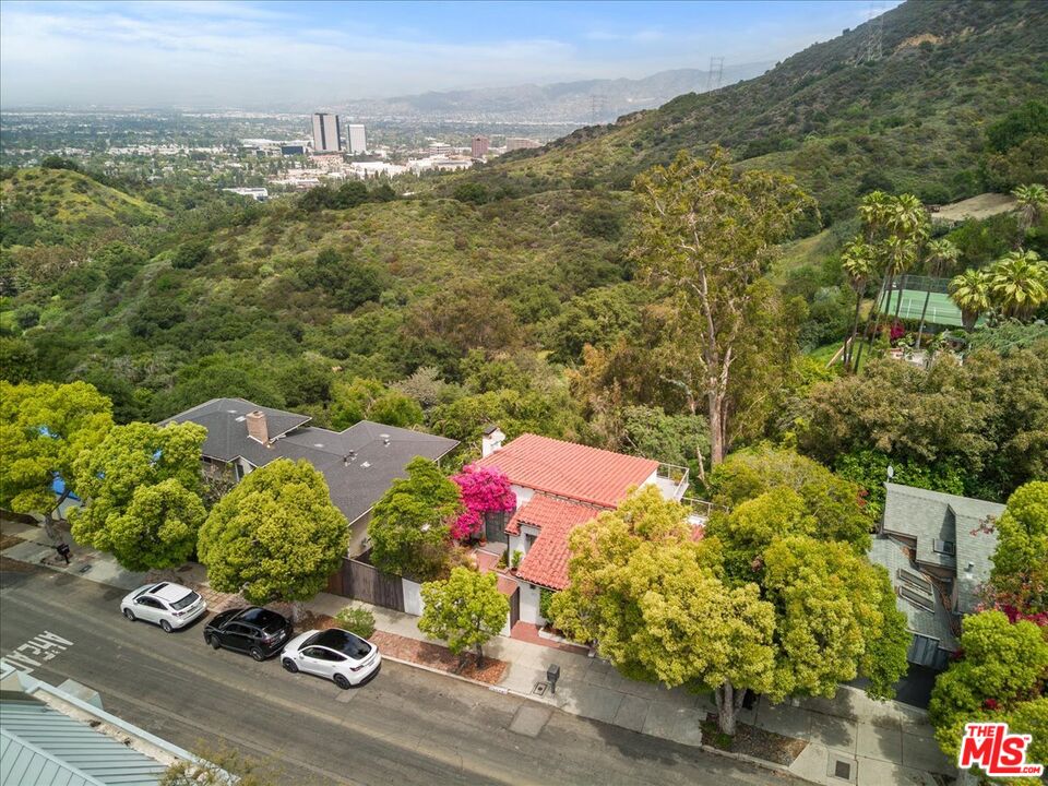 3074 Lake Hollywood Dr