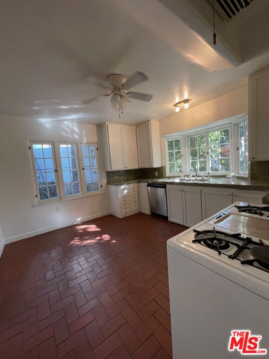 3116 Lake Hollywood Dr