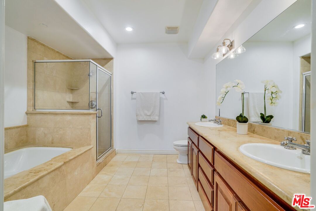 12449 Kling St Unit: 102