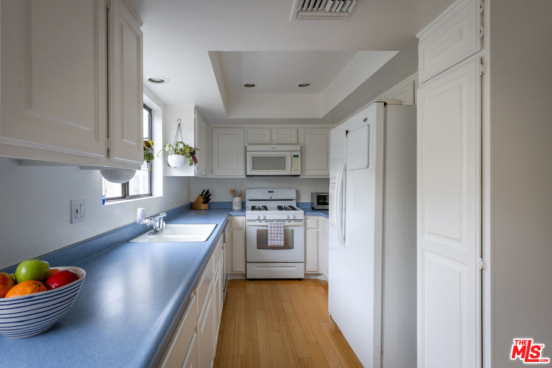 12831 Moorpark St Unit: 14