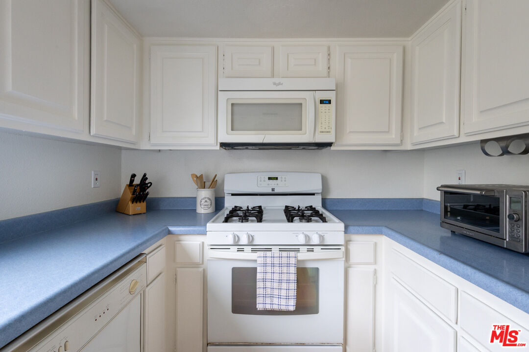 12831 Moorpark St Unit: 14