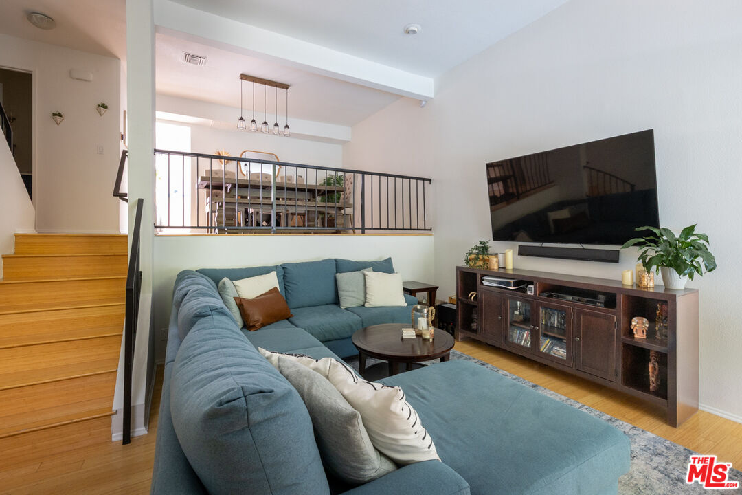 12831 Moorpark St Unit: 14