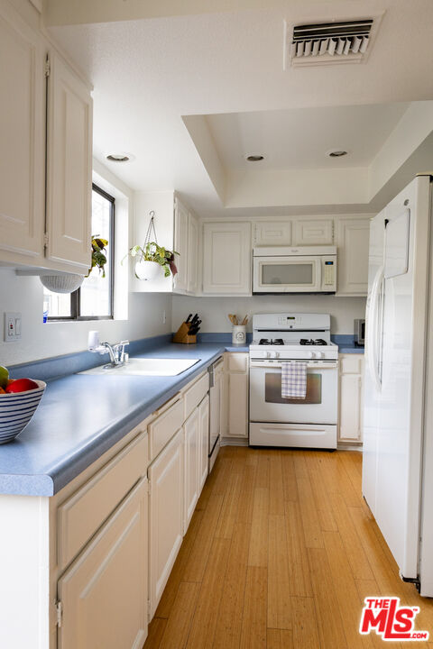 12831 Moorpark St Unit: 14