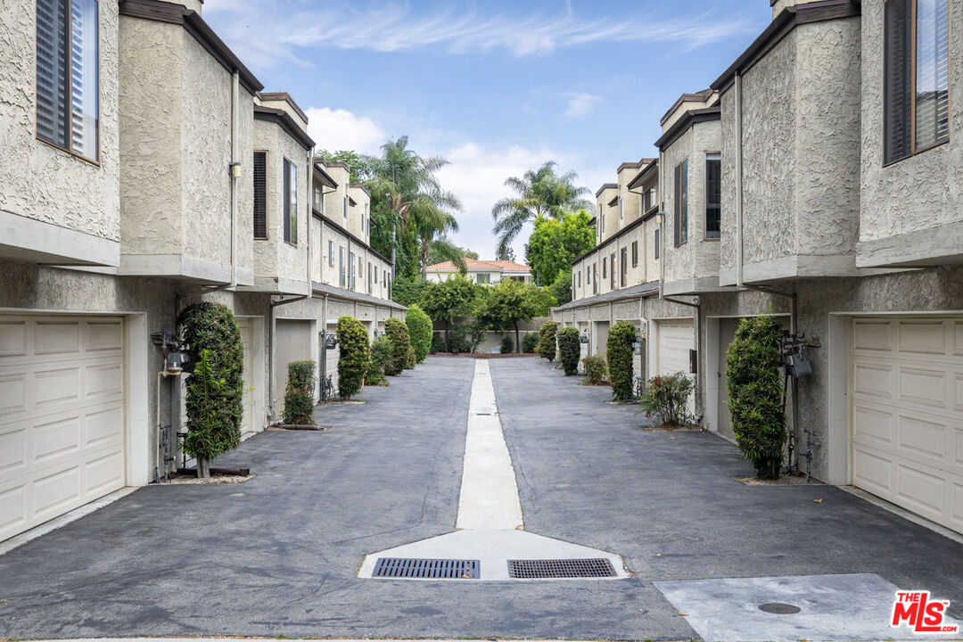 12831 Moorpark St Unit: 14