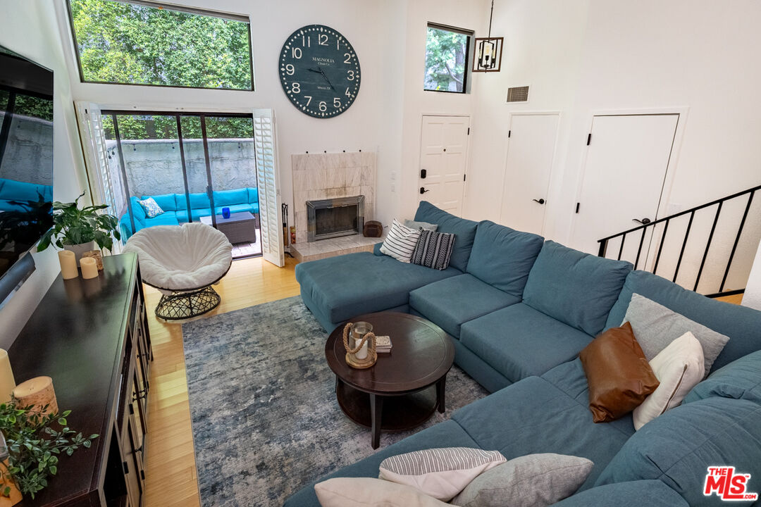 12831 Moorpark St Unit: 14