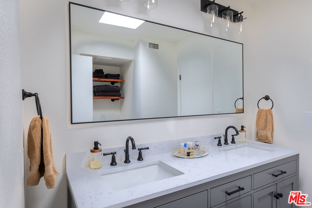 12831 Moorpark St Unit: 14