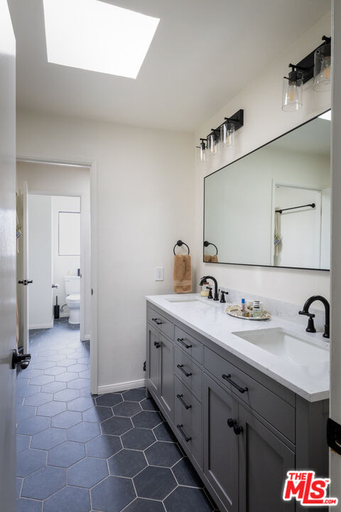 12831 Moorpark St Unit: 14