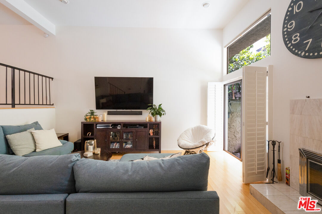 12831 Moorpark St Unit: 14