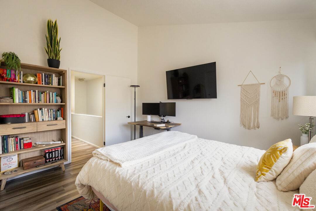 12831 Moorpark St Unit: 14