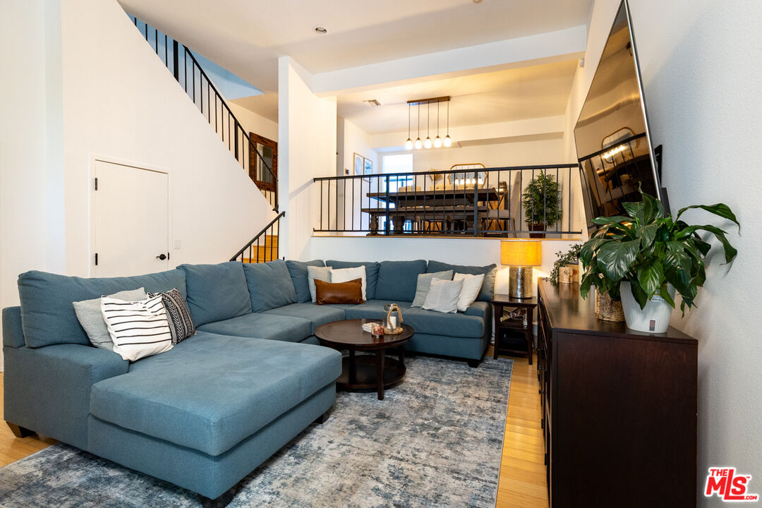 12831 Moorpark St Unit: 14
