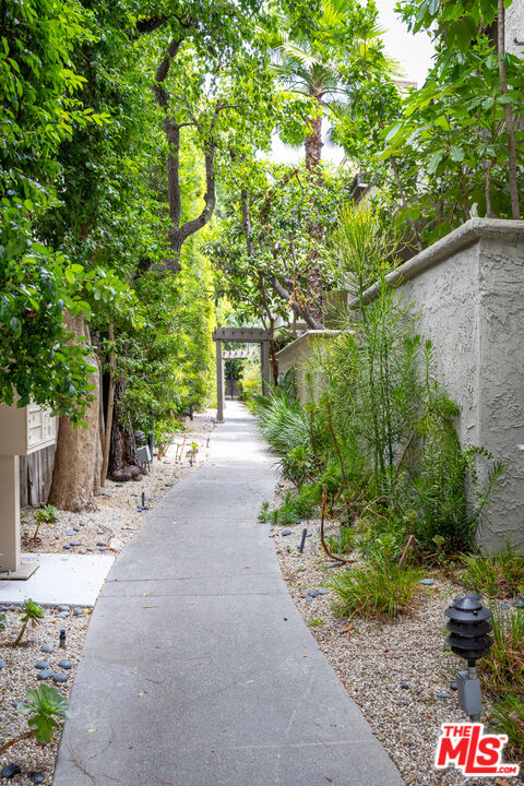 12831 Moorpark St Unit: 14