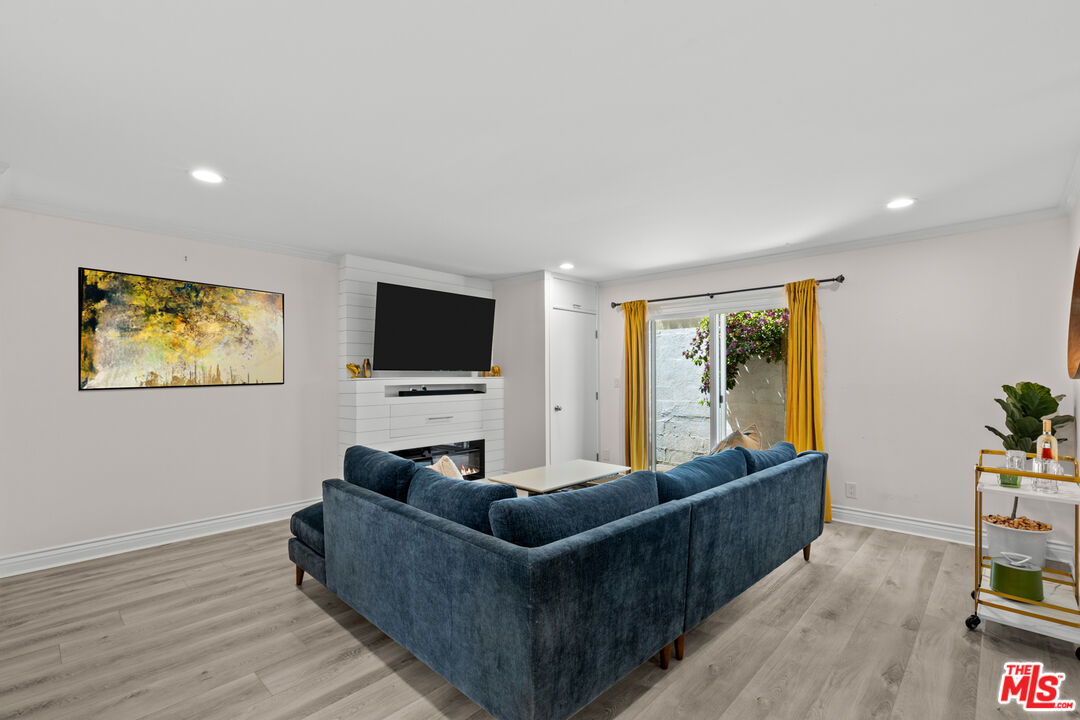 4381 Ventura Canyon Ave Unit: 4