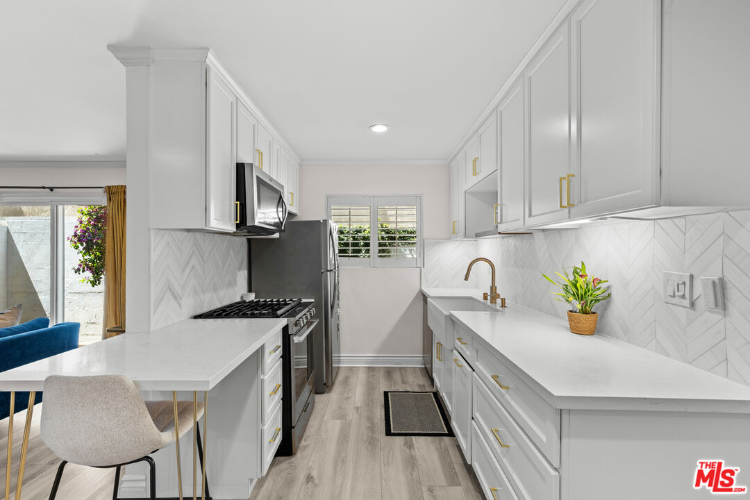 4381 Ventura Canyon Ave Unit: 4