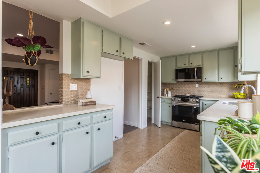 234 N Kenwood St Unit: 208