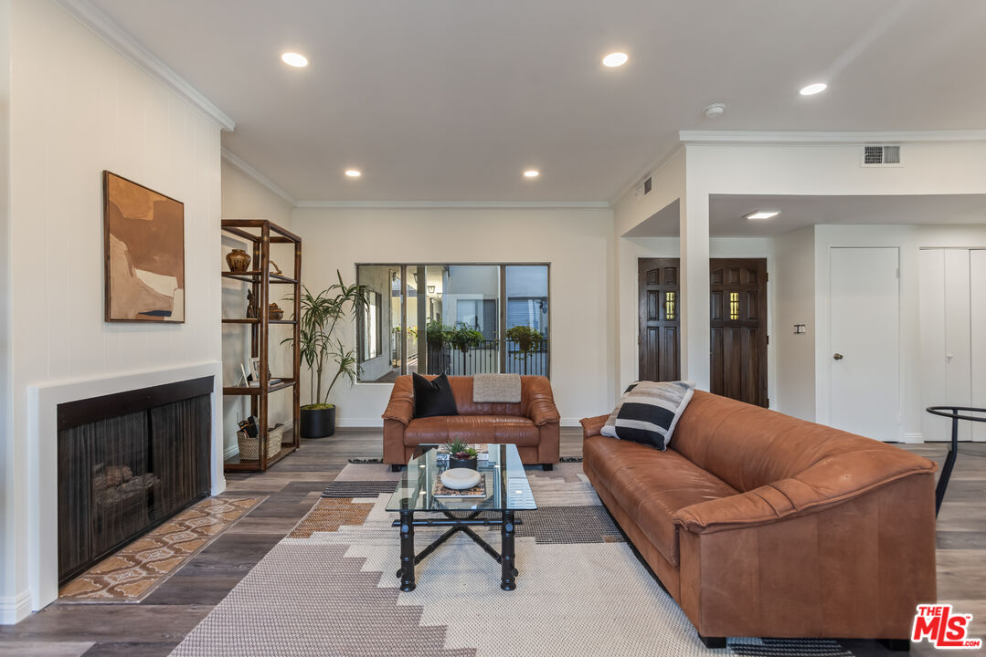 234 N Kenwood St Unit: 208