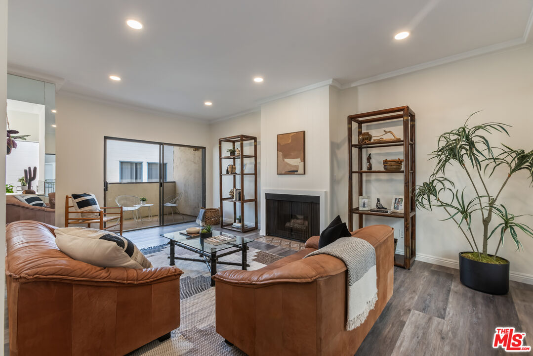 234 N Kenwood St Unit: 208