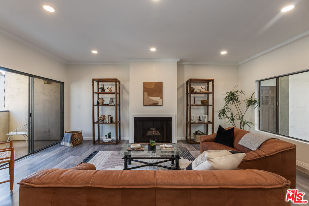 234 N Kenwood St Unit: 208