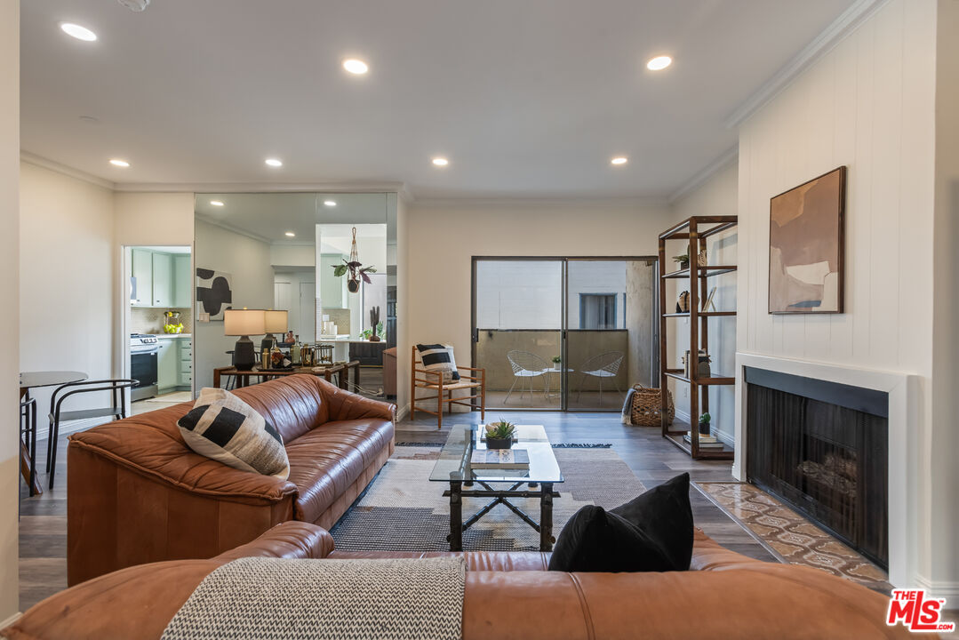 234 N Kenwood St Unit: 208