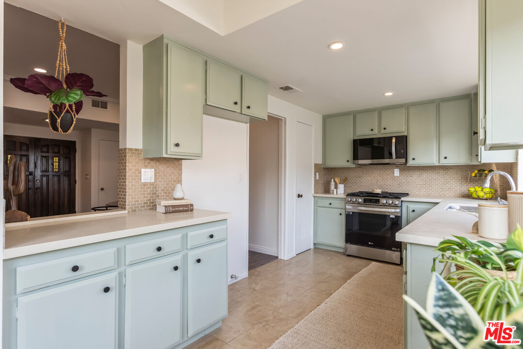 234 N Kenwood St Unit: 208