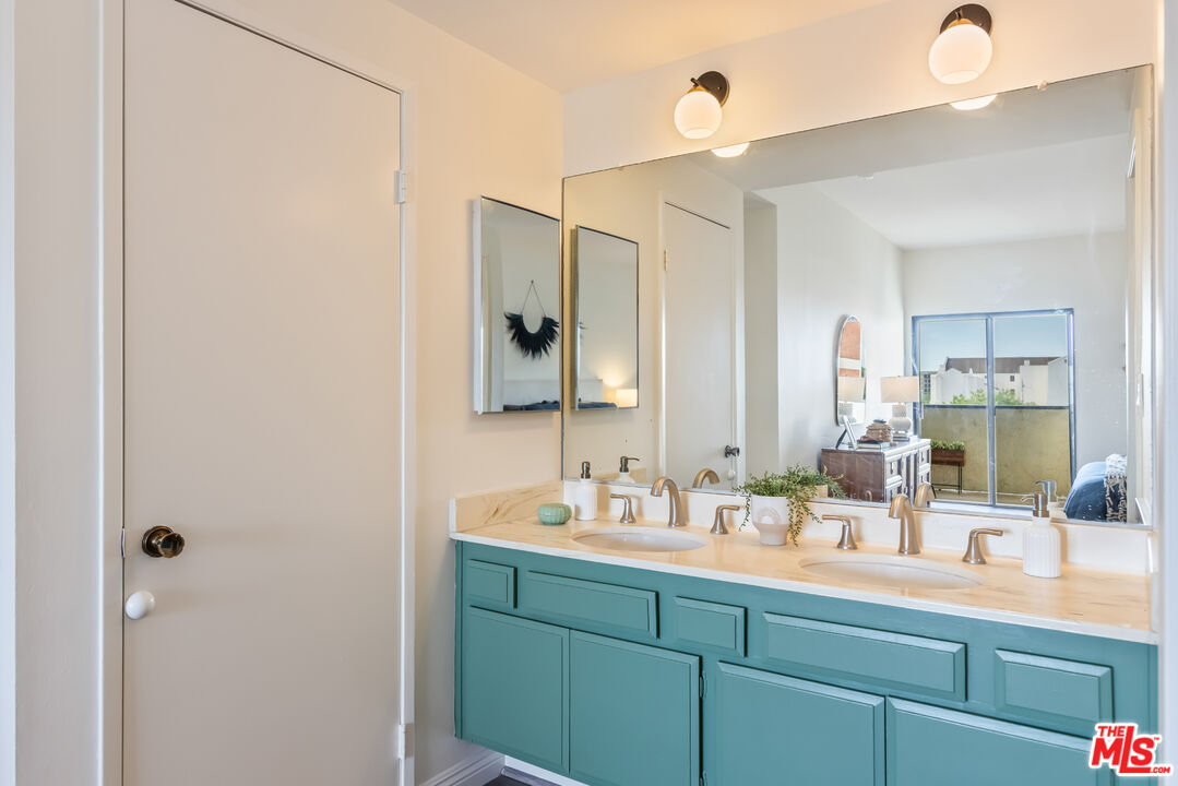 234 N Kenwood St Unit: 208