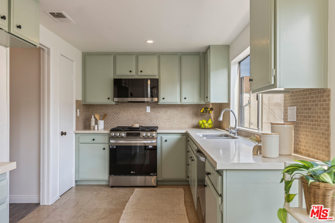 234 N Kenwood St Unit: 208