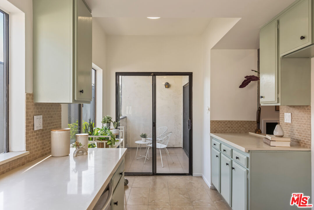 234 N Kenwood St Unit: 208