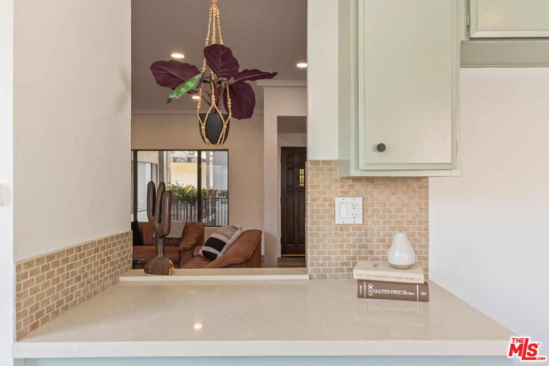 234 N Kenwood St Unit: 208