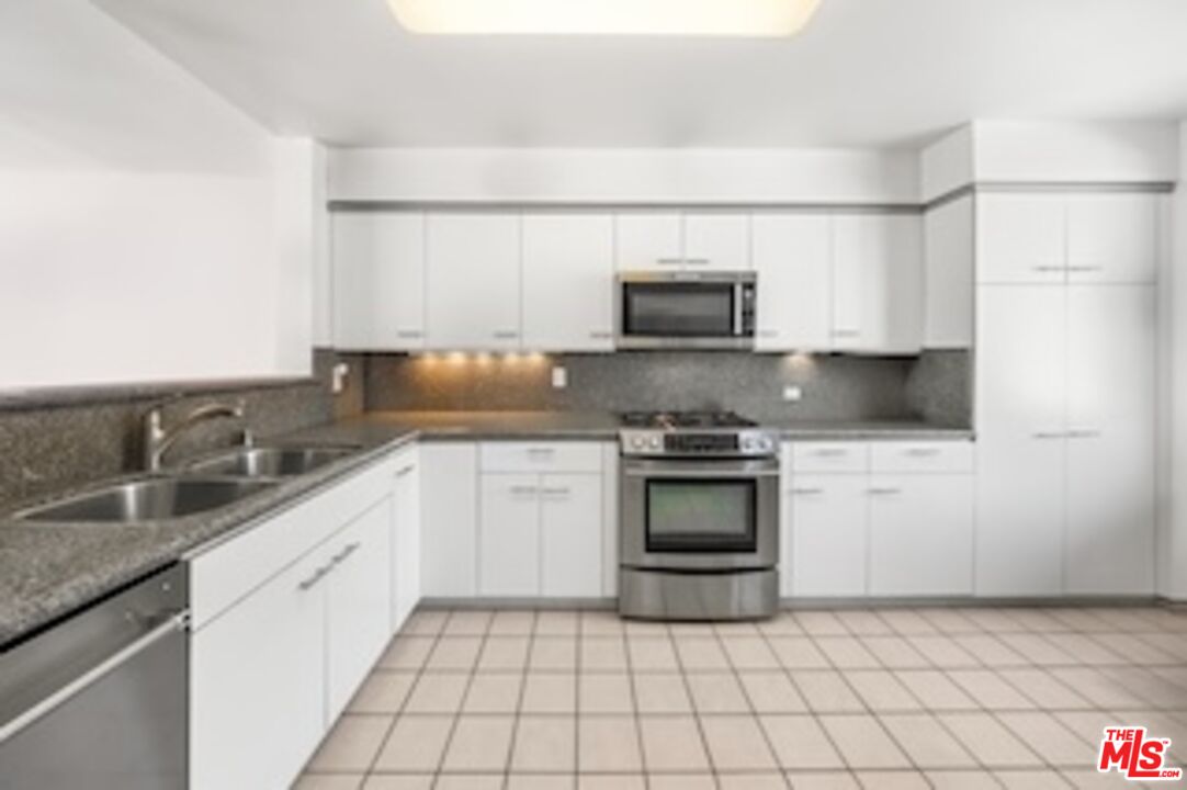 4297 Carpinteria Ave Unit: 8