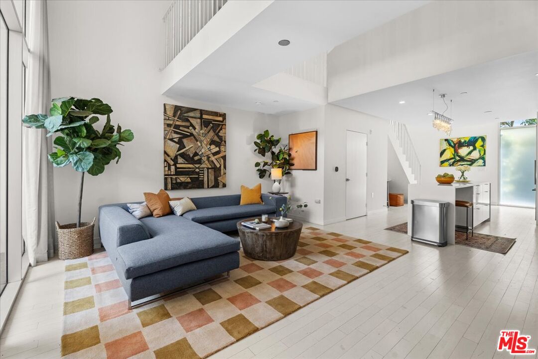 7917 Willoughby Ave Unit: 2