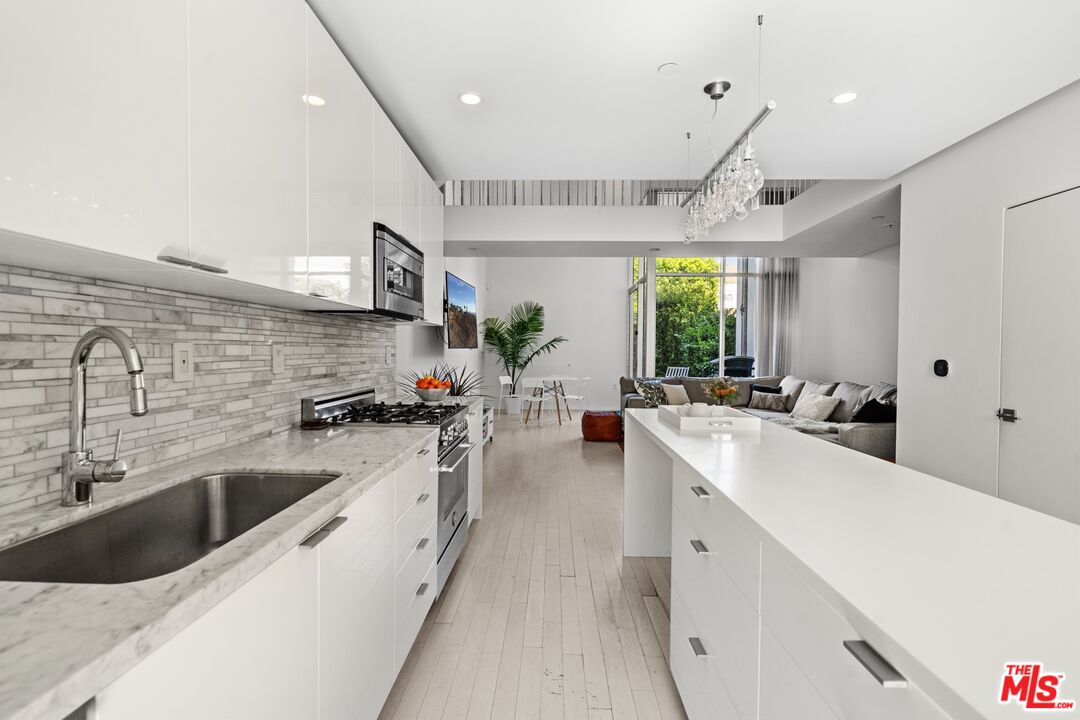 7917 Willoughby Ave Unit: 2