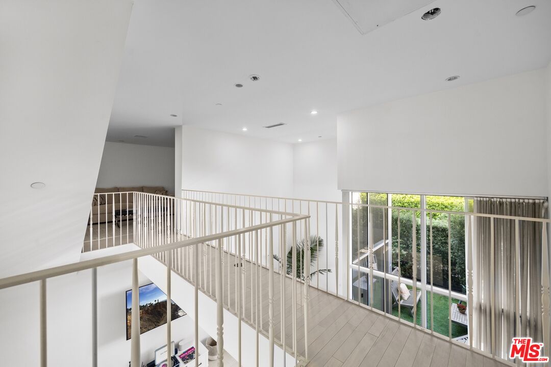 7917 Willoughby Ave Unit: 2