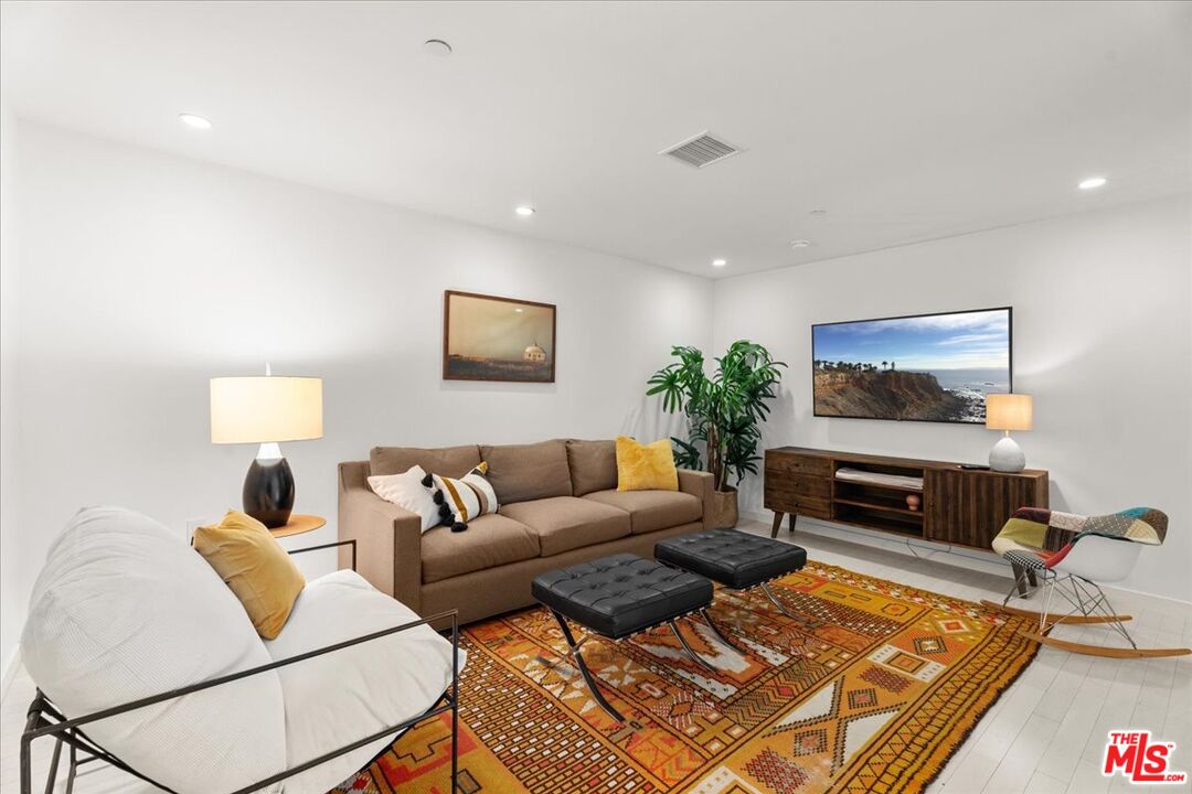 7917 Willoughby Ave Unit: 2