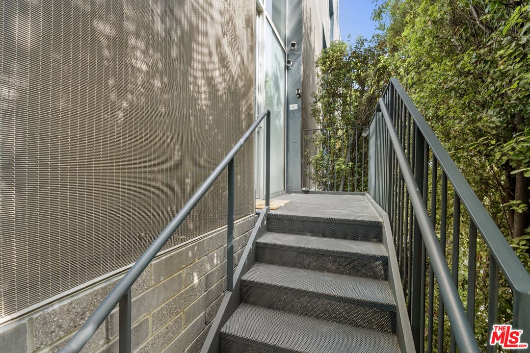 7917 Willoughby Ave Unit: 2