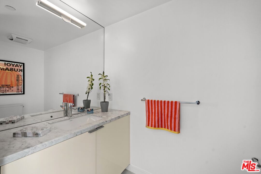 7917 Willoughby Ave Unit: 2