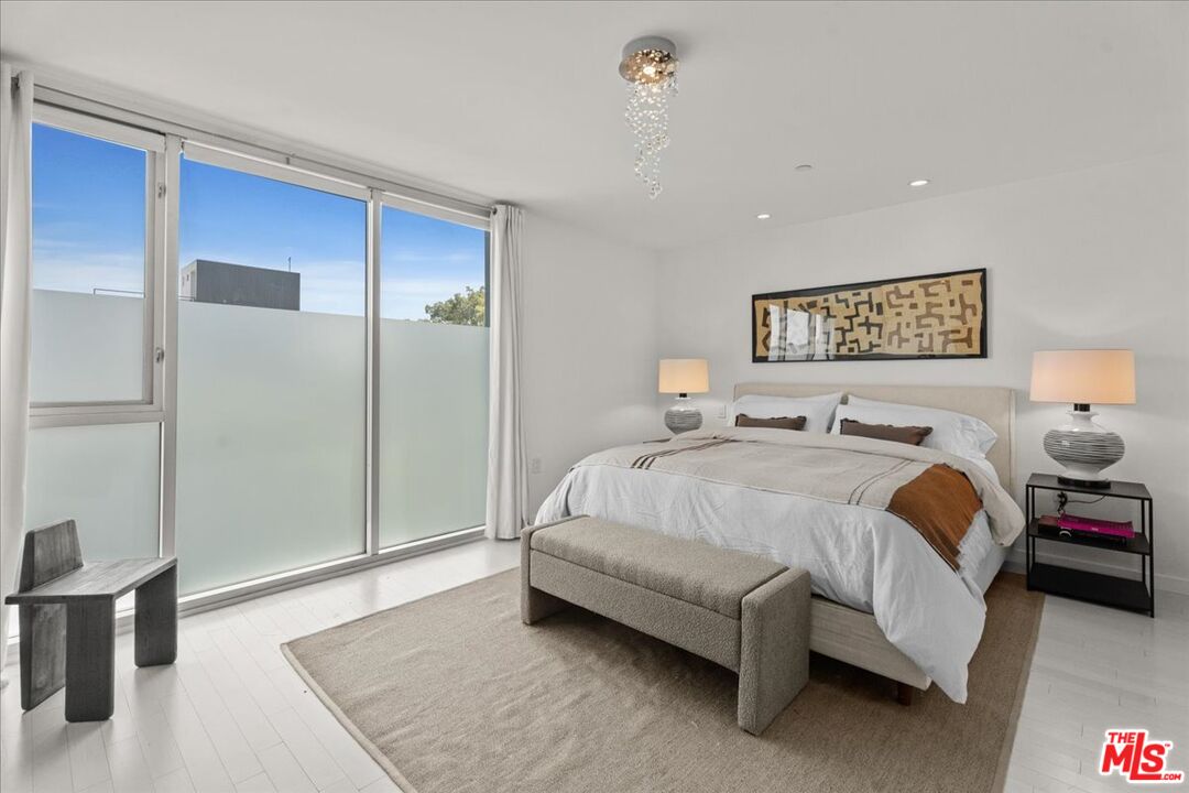 7917 Willoughby Ave Unit: 2