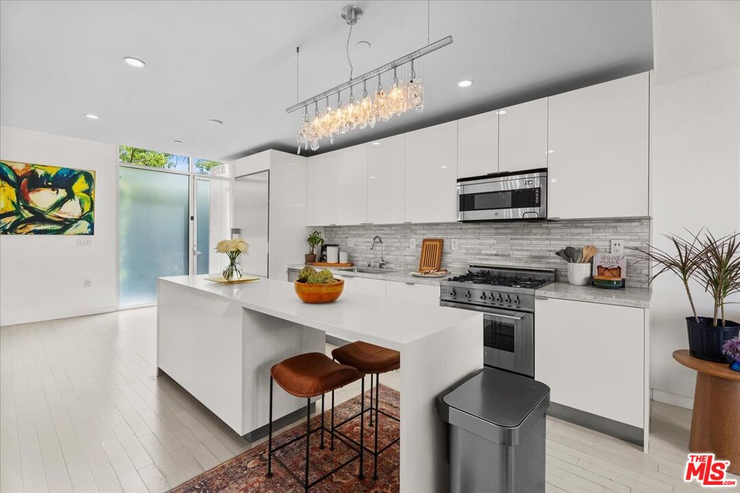 7917 Willoughby Ave Unit: 2