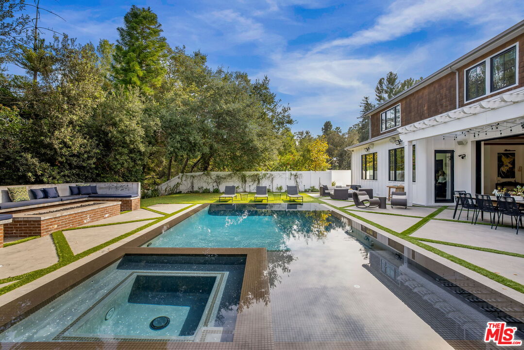 16101 Royal Mount Dr