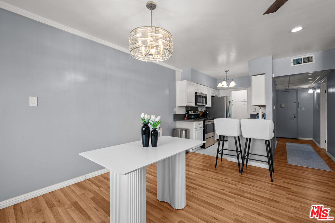 12801 Moorpark St Unit: 308