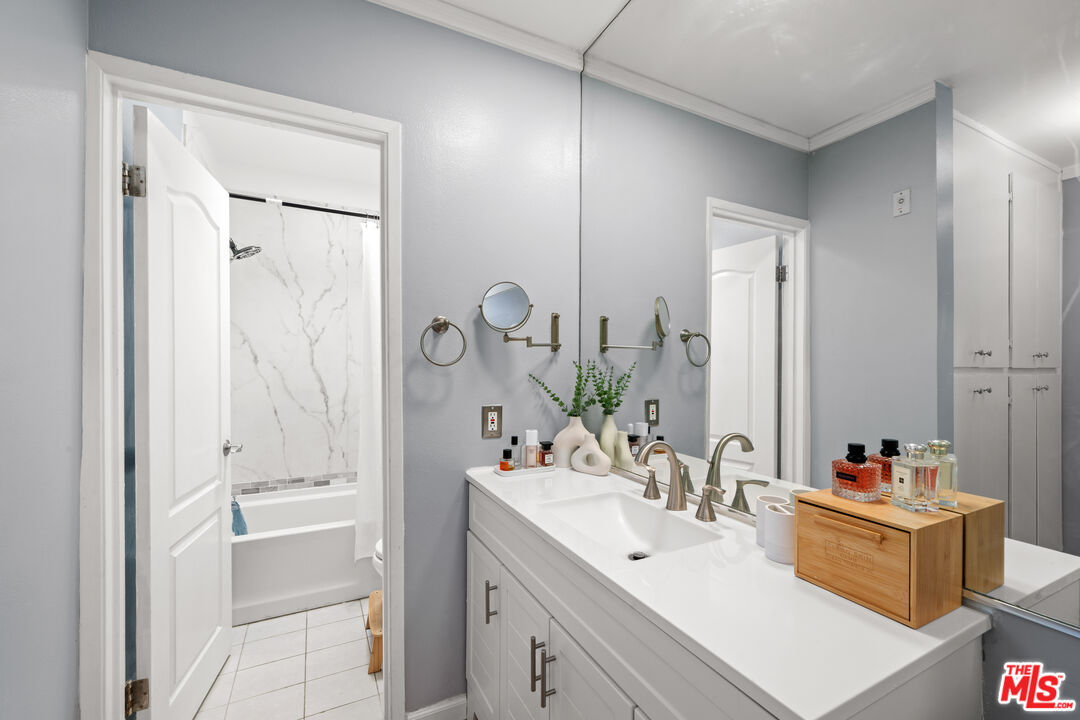 12801 Moorpark St Unit: 308