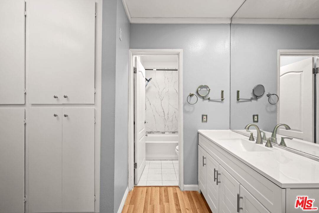12801 Moorpark St Unit: 308